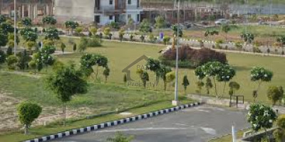 10 Marla Plot Available For Sale In Gulberg Residencia