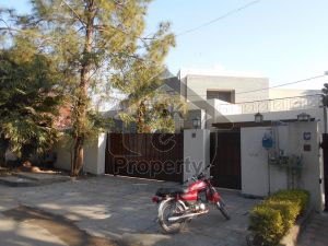 1.5 story house is available for sale in soan garden H block