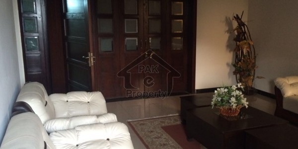 400 Sqrd house available for house sale in E-11