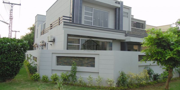 Villa For sale On Main Expressway