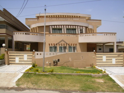 Luxurious Boulevard House for Sale in Bahria Town Phase 7  4-Bed rooms House, Double Portion, Car Po