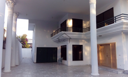 4 Kanal Beautiful Outclass House Available in Margalla Road