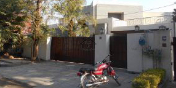 Ittehad Colony -8 Marla  House Is Available For Sale