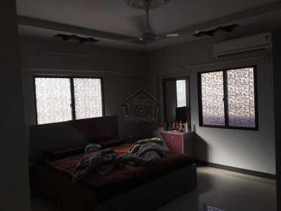 Pent house 4 bedrooms 300 sqr. yards maqboolabad