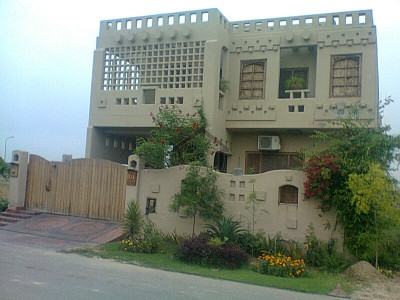 Clifton - Block 7-Near Jamat Khana 1000 Yard Old Bungalow For Sale In Karachi