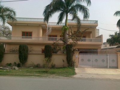 Eden Gardens, 10 Marla House Is Available For Sale