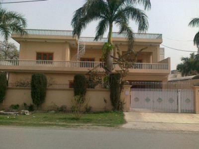 F-17,- 1 Kanal - House Is Available For Sale