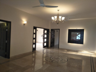 5 bedroom 5 bathrooms  kitchen tv lounge drawing and dining 2 servent quarters