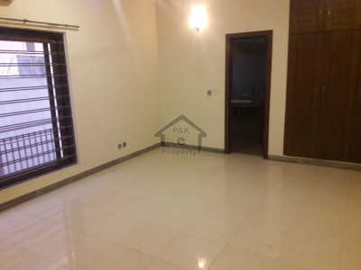 5 bedroom 5 bathrooms  kitchen drawing and dining tares margala hills view car parking heating cooling system