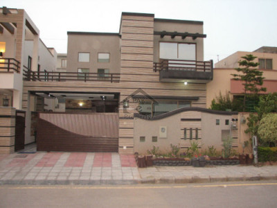 Bahria Town - Shaheen Block, 10 Marla - house For sale.
