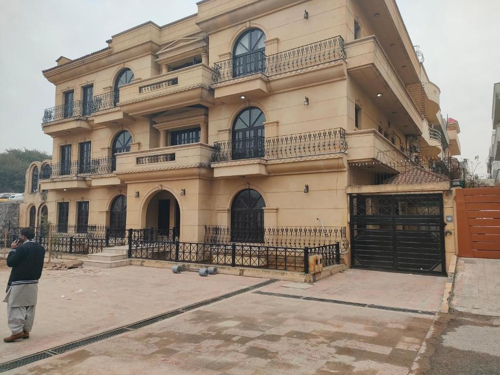 10 Marla House For Rent In Askari 10 - Sector E