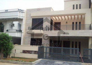 Building For Rent In Shahra-e-Faisal Main Road For Institute University College Hospital Karachi
